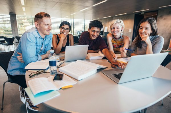 Comment élaborer un projet de correspondance internationale pour les écoles afin de promouvoir la compréhension culturelle ?